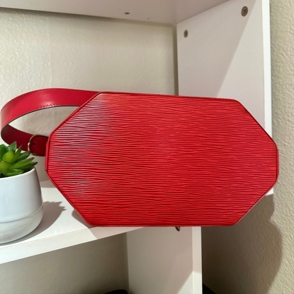 Louis Vuitton Epi Sac D'Epaule Red - Picture 8 of 16